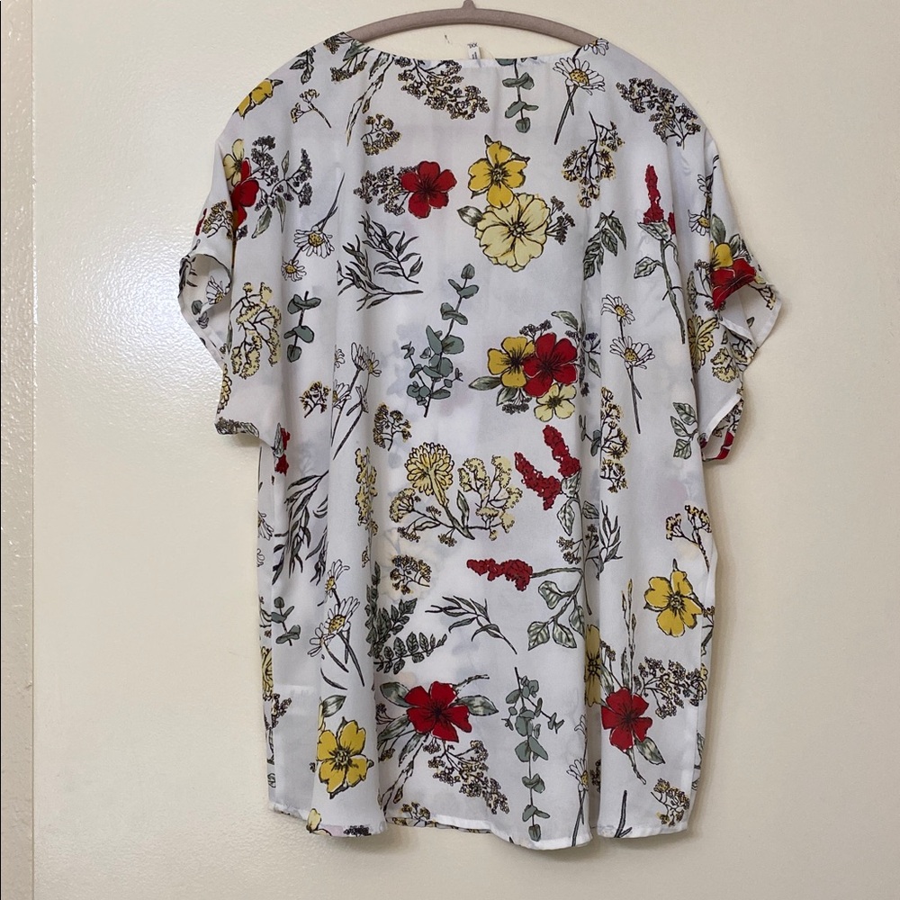 Floral V-Neck Short Sleeve Blouse - Picture 4 of 4